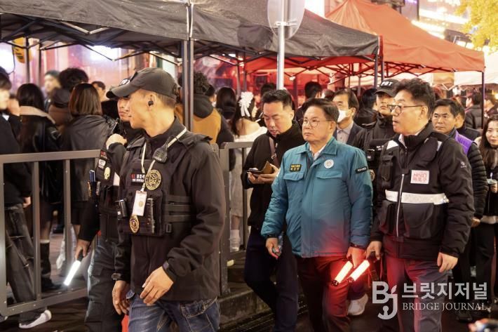 지난 10월 핼러윈데이 인파 밀집에 대비해 안전관리를 펼치고 있는 박강수 마포구청장
