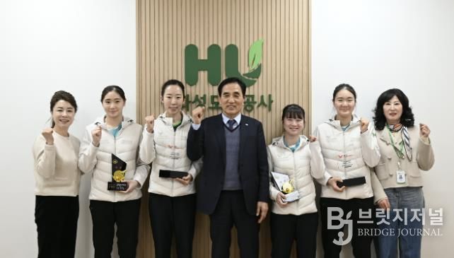 국제대회와 전국대회에서 입상한 화성도시공사 탁구단 선수들과 HU공사 한병홍 사장이 메달과 상패를 들고 기념촬영을 하고 있다.