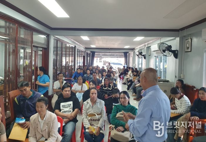 지난 8일, 군 및 정산농협 관계자가 우수 인력 선발을 위한 라오스 현지 면접을 진행하고 있다.