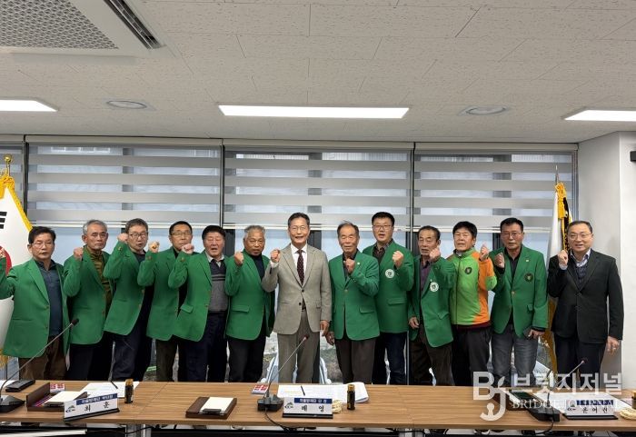 지난 16일, 겨울철 재난 대비를 위한 간담회에서 윤여권 부군수와 지역자율방재단이 함께 기념촬영을 하고 있다.