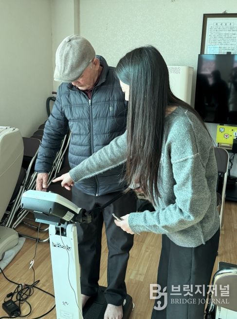 복지회관에서 군민들에게 워크온 가입에 대해 설명하고 있다.