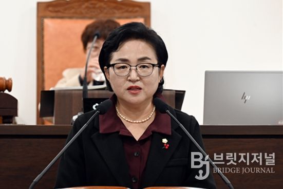 남해군의회 제289회 제2차 정례회 제3차 본회의에서 장영자 의원이 예산결산특별위원회 심사보고를 하고 있다.