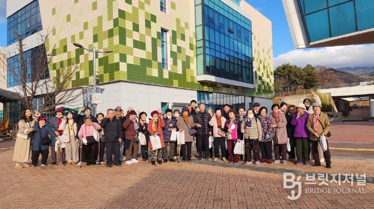 시니어 대상 AI 보이스피싱 안전 교육 및 과학 체험 참여형 교육