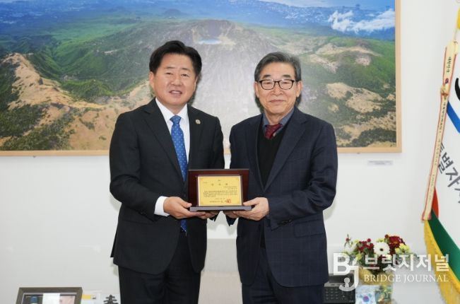 문봉만 제경련 회장에 감사패 전달