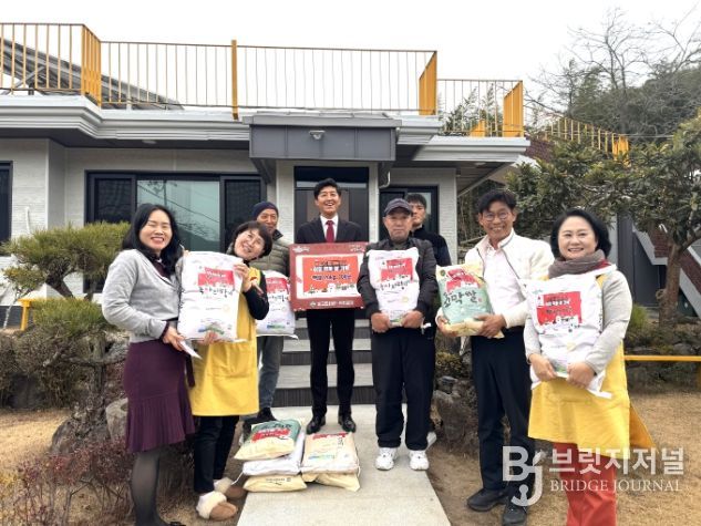 보성군, 벌교JC 회장 이취임 기념해 백미 2,000kg을 벌교 지역 내 어려운 이웃을 위해 기탁했다(왼쪽에서 네번째_벌교JC 회장 강대웅)