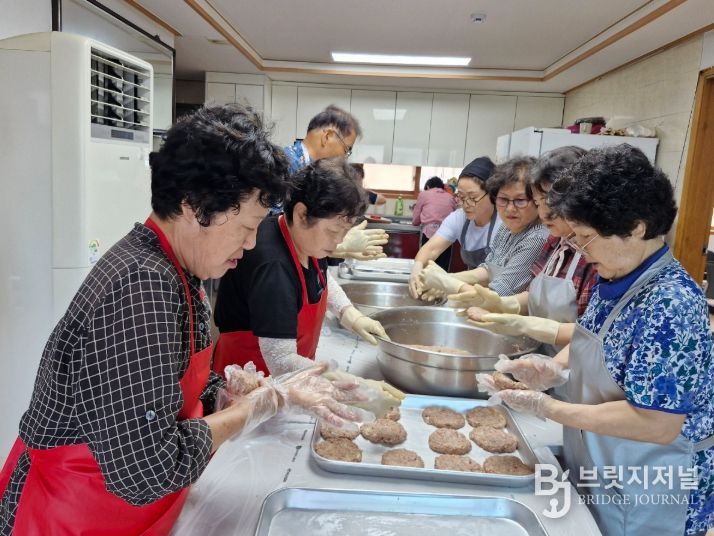 경로당 점심 준비 사진