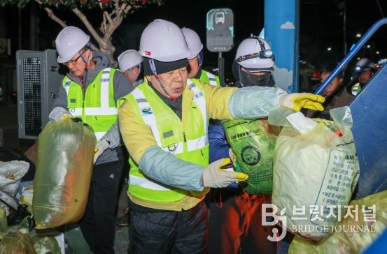 고성군, 새해 새벽을 쓰레기 수거와 환경근로자 격려로 시작하다