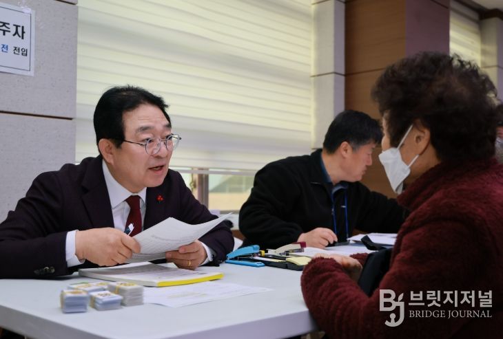 황규철 옥천군수, 옥천읍 행정복지센터 방문해 접수 상황 점검