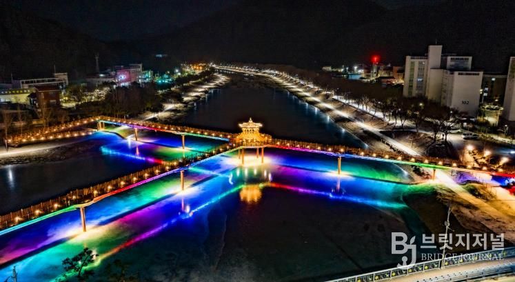 한파로 얼어붙은 괴산군 성황천과 동진천 위로 두 하천을 잇는 에코브릿지의 다채로운 색감의 경관조명이 얼음에 반영돼 겨울밤 수변의 이색적인 풍경을 연출하고 있다.