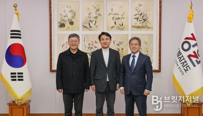 도청 통상상담실에서 박정하, 송기헌 국회의원과 간담회