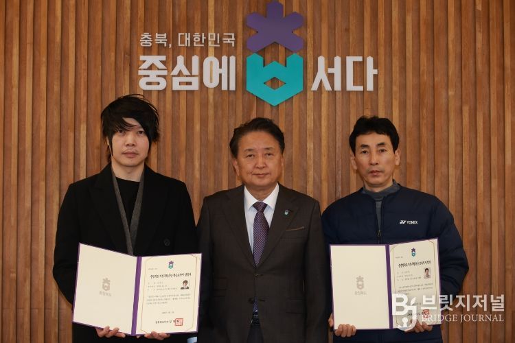 충북도 지정 무형유산 전승자 인정서 수여(왼쪽부터 양창언 씨, 감영환 지사, 유동열 씨)