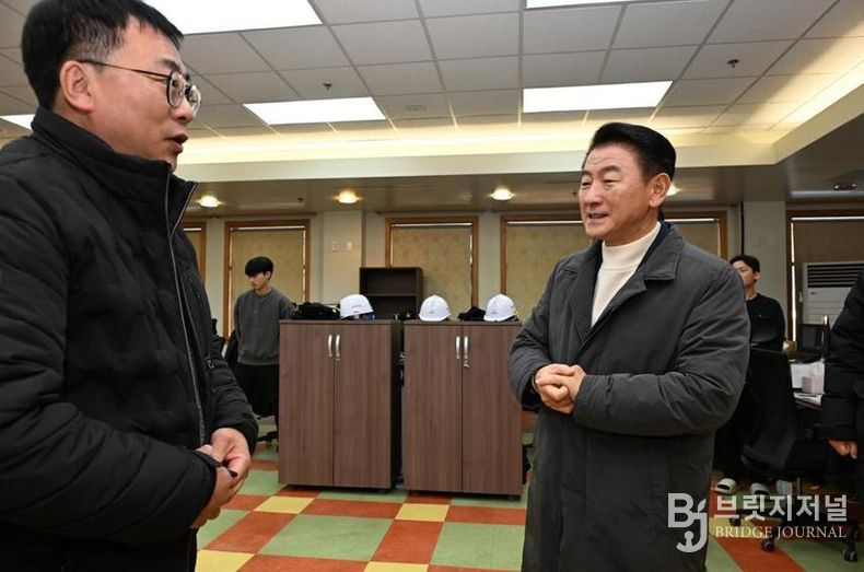 김동근 시장이 1월 14일 캠프 레드클라우드(CRC) 통과도로 현장을 점검한 뒤 CRC 내 정화사업 관련 업체 사무실에서 관계자와 이야기하고 있다.