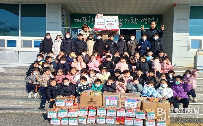 1. 오십천 어린이집 원아들과 교직원들이 영덕군을 찾아 라면 키트를 전달하고 있다
