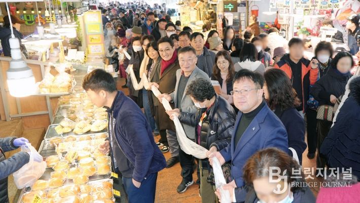 김현수 수원시 제1부시장이 시민들과 함께 가래떡 나눔 행사에 참여하고 있다.