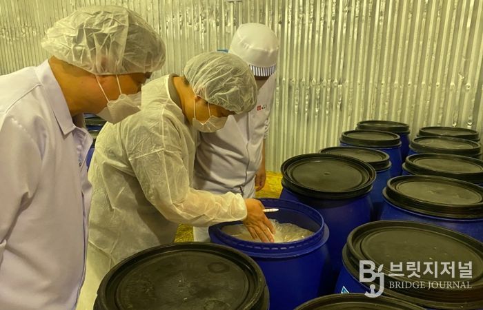 지난해 추석 명절을 앞두고 실시한 성수식품 위생관리 실태 점검 현장 사진.