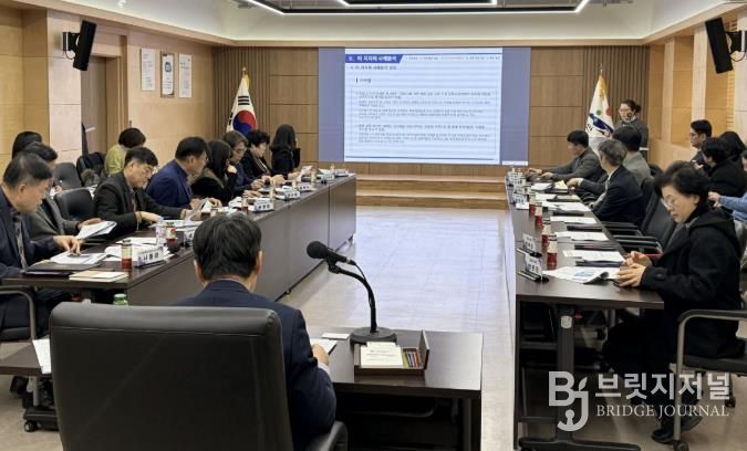 안산형 남북교류협력 및 평화통일 기반조성 기본계획 중간보고회가 16일 안산시청 제1회의실에서 진행되고 있다.