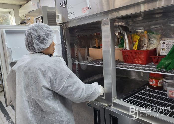 성수식품 판매업소를 대상으로 집중 위생점검을 실시하고 있다.