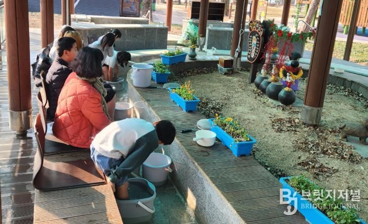 해남군 “족욕으로 피로 풀어요” 서림공원 족욕장 인기