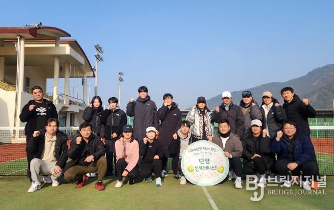 테니스 레슨 단체 사진 (최영자 감독_뒷줄 오른쪽에서 4번째 흰 모자)