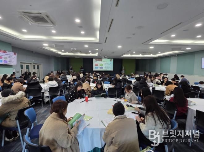 울산지역 유치원 교원과 관계자들이 20일 울산교육청 외솔회의실에서 올해 유아교육에 대한 설명을 듣고있다