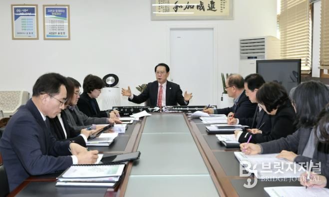 송인헌 괴산군수가 민선8기 공약 및 주요현안사업 추진상황 보고회를 주재하고 있다