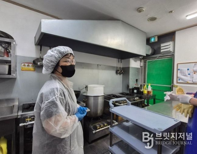 관내 어린이집을 대상으로 '식중독 예방 컨설팅'을 진행하고 있다.