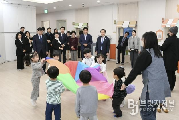 지난해 개소한 부천힐스테이트소사역 다함께돌봄센터에서 아이들이 놀이하고 있다.