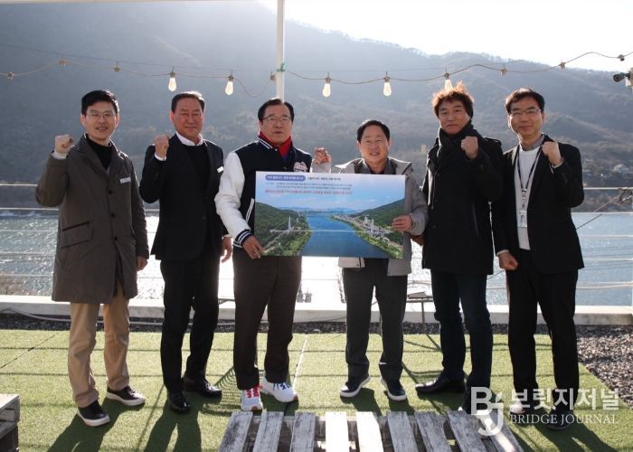 22일 개최된 「하남시-남양주시 상생협력 기반 한강 수변 친환경 연계 발전 방안 공동 연구 용역 보고회」를 기념하여 이현재 하남시장을 비롯한 관계자들이 기념사진 촬영을 하고 있다.