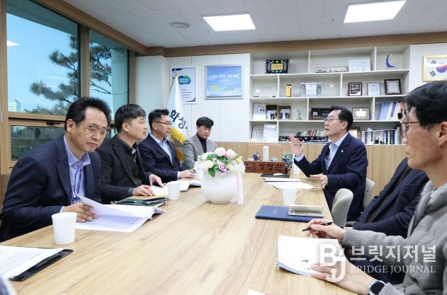 23일 진행된 행정안전부 주관 2026년 재난관리평가 현장평가에서 정명근 화성특례시장이 평가단과 인터뷰를 하고 있다.