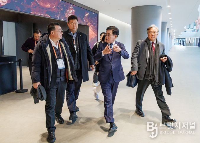 진교훈 서울 강서구청장(맨 앞 가운데)이 (사)세계한인경제무역협회 관계자 등과 ‘2026 한국 비즈니스 엑스포 강서’ 개최 장소인 코엑스 마곡을 방문해 현장을 답사하고 있다.