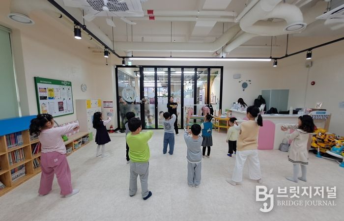 경주시 공동육아나눔터에서 어린이들이 신체활동 프로그램에 참여하며 즐겁게 놀이와 체험을 이어가고 있다