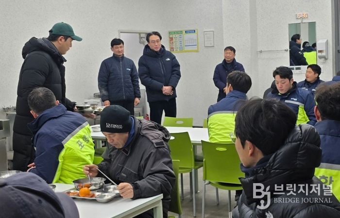 포항시 환경국장은 지난 23일 아침 환경관리원 복지회관을 방문해 환경관리원들을 격려했다.