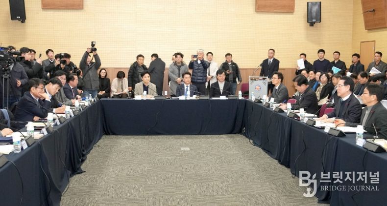 김영록 전라남도지사가 25일 광주 김대중컨벤션센터에서 열린 광주·전남 행정통합 특별법 검토 제3차 간담회에서 지역 국회의원들과 특별법 내용에 대해 논의하고 있다.