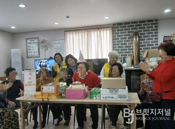 영인면 행복키움추진단 ‘찾아가는 생신잔치’ 기념 촬영 모습
