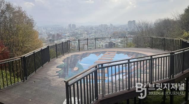 부춘산 황톳길에 조성된 전망데크