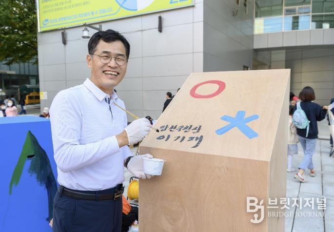 지난 문화예술축제에서 미술활동에 참여한 이기재 양천구청장