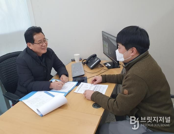 성동구청 1층 ‘건축법률 상담실’에서 한 구민이 건축사와 상담하고 있는 모습