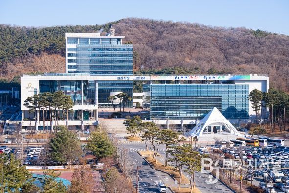 1. 천안시청 전경.