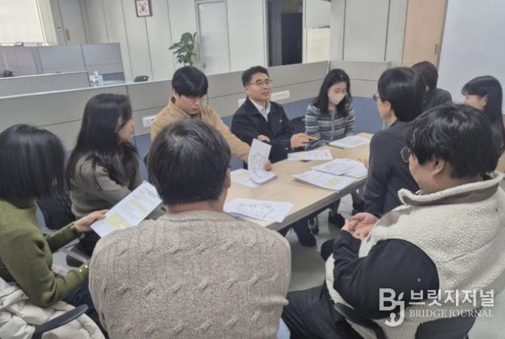 서구 공무원들이 회의실에서 토론을 진행하고 있다(자료사진)