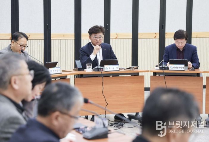 최충규 대덕구청장과 간부공무원들이 26일 공약사업 추진 상황을 점검하고 있다