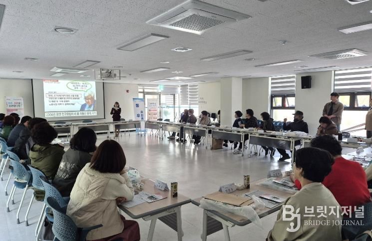 찾아가는 잘만나보세 사업안내단 활동으로 김해숙 과장(현 경제환경국장)이 유천동행정복지센터 회의실에서 통장들 대상 결혼장려사업에 대한 홍보활동을 하고 있다.