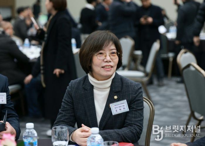 양평군의회 오혜자 의장이 총회 참석하여 회의를 참관하고 있다.