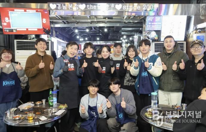 28일 ‘2026 케미스트릿 강남역 푸드위크’에서 전성수 서초구청장(뒷줄 왼쪽에서 세번째)과 정지선 셰프(뒷줄 왼쪽에서 다섯번째)가 손님들과 함께 기념사진을 찍고 있다.