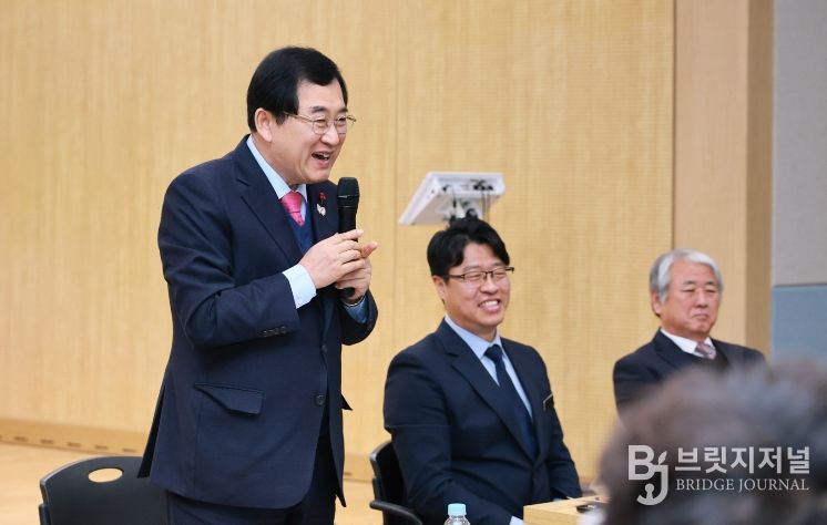 28일, 경주시 천북면 행정복지센터에서 열린 시민과 함께하는 소통간담회에서 주낙영 경주시장이 주민들에게 인사말을 전하고 있다.
