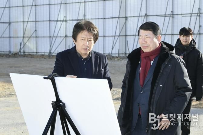 갈매 복합커뮤니티센터 건립 현장을 방문해 현장에 붙은 안내판을 보는 백경현 구리시장