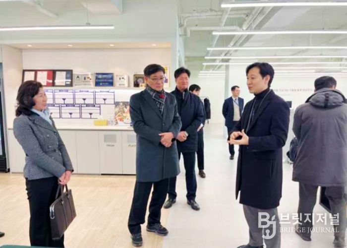 함양군은 지난 30일 인천광역시에 있는 ‘몬드리안 AI’ 본사를 방문해 오리드코리아 주식회사 최중림 대표, 몬드리안 에이아이(주) 홍대의 대표 등 투자사 대표를 만나, ‘함양 AI 데이터센터’ 투자 진행 현황을 논의했다고 밝혔다.