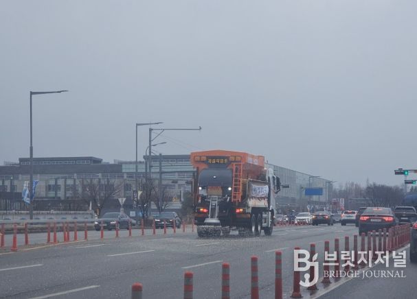지난 1월 11일 제설차량으로 도로에 제설제를 살포하는 모습.
