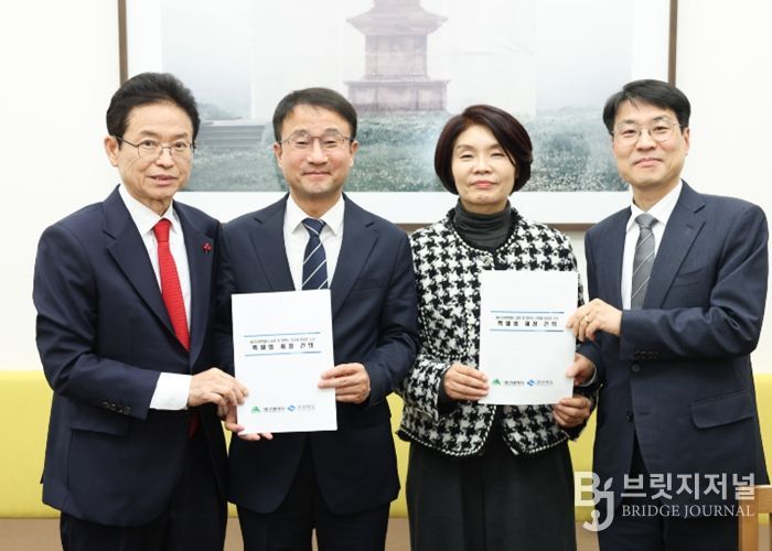 좌측부터 이철우 도지사, 한병도 민주당 원내대표, 한정애 의장, 김정기 권한대행