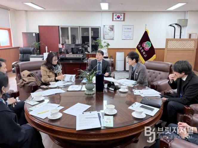 강북교육지원청 한성기 교육장이 5일 매곡초를 방문해 늘봄학교 운영 현장 점검을 하고있다