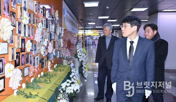 김정기 대구시장 권한대행, 지하철 화재사고 23주기 헌화 참배